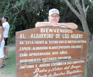 Hombre en el algarrobo abuelo